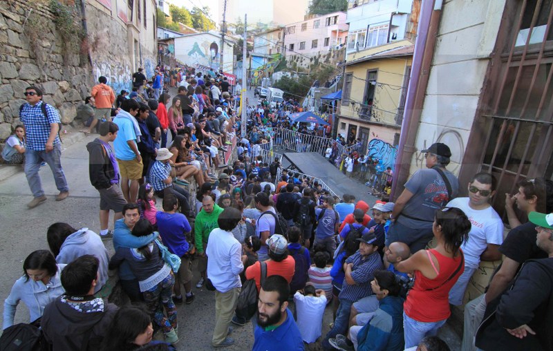 Valparaíso Cerro Abajo crowd. Photo: Vasilios Devletoglou