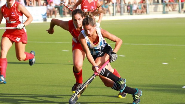 Argentina make a break in the Four Nations tournament. Photo: Vasilios Devletoglou