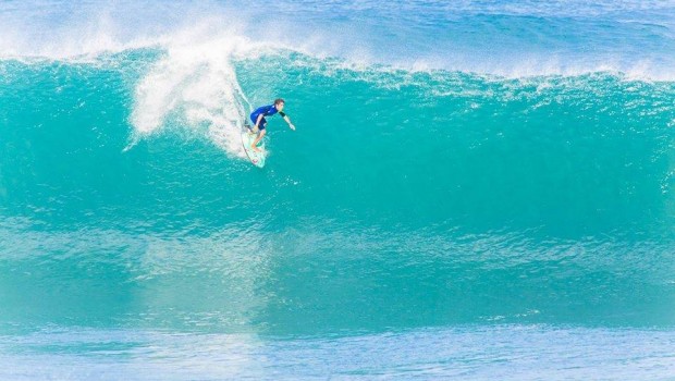 Guillermo Satt at Pipeline. Photo: Chilean Surfing Federation