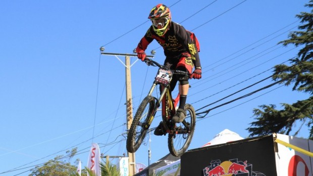 A jump during the Valpo Cerro Abajo. Photo: Vasilios Devletoglou