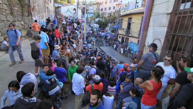 Valparaíso Cerro Abajo crowd. Photo: Vasilios Devletoglou