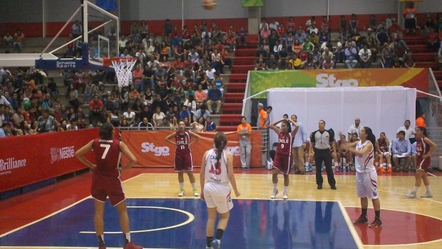 Paraguay´s Rocio Insfran shoots from the free throw line. Photo: John Lyons