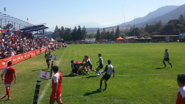 Chile looking for a last minute try against Uruguay. Photo: Daniel Boyle