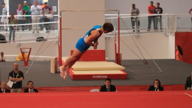 Tomás González takes to the air during his routine. Photo: Vasilios Devletoglou