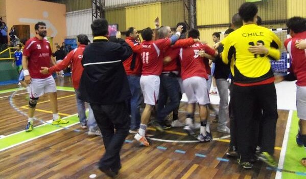 Chilean handball team celebrates qualification to Qatar. Photo: @PATHM/Twitter