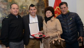 Gary Medel is honoured by the Chilean Army. Photo: Ejercito de Chile