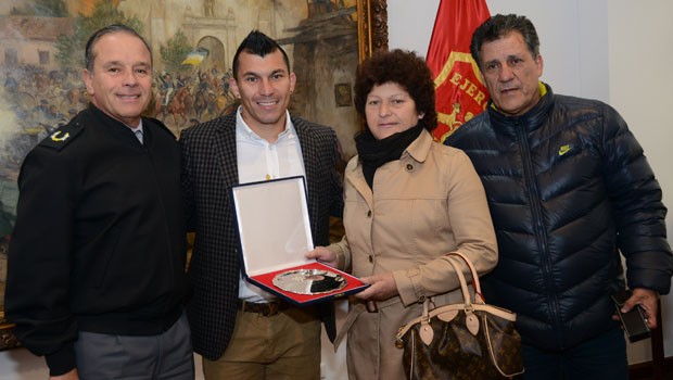 Gary Medel is honoured by the Chilean Army. Photo: Ejercito de Chile